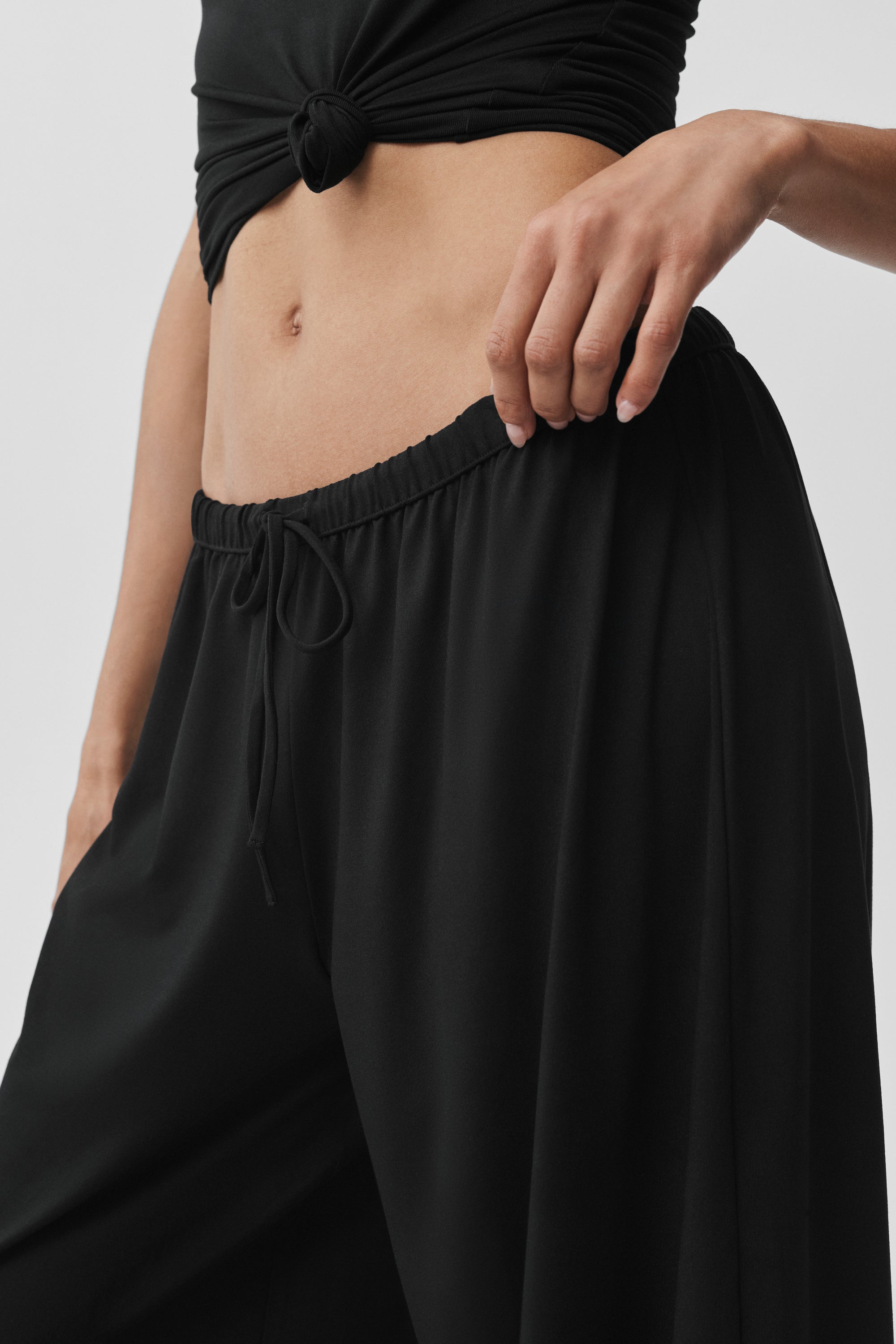 Alosoft Mid-Rise Finesse Wide Leg Sweatpant - Black